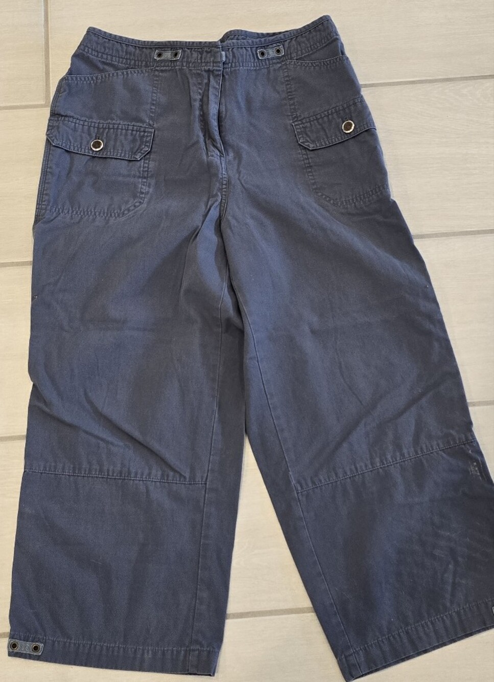 Wide-Leg Capris in Dark Navy Blue - Casual Utility Style